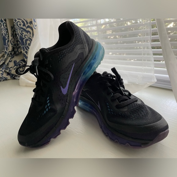 Women’s Nike sneakers size 8 - Picture 2 of 3